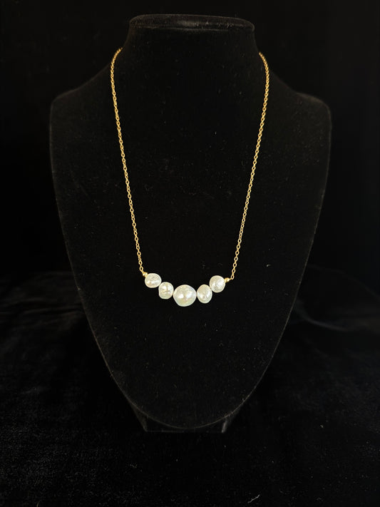 Quianey Pearl Arc Necklace